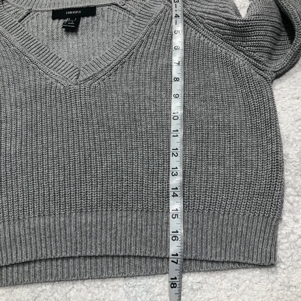 Forever 21 Gray Cropped V-Neck Knit Sweater Small - Picture 8 of 8